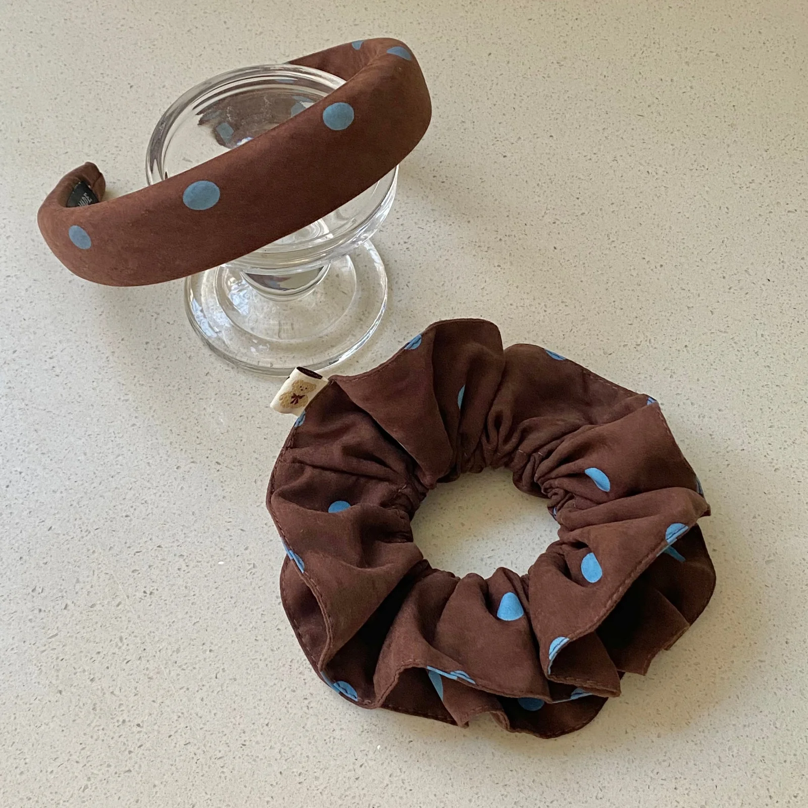 

2 шт., набор резинок для волос в горошек, коричнево-синяя повязка на голову с мягкой подкладкой в стиле ретро и резинка для волос с рюшами для женщин и девочек, винтажные волосы