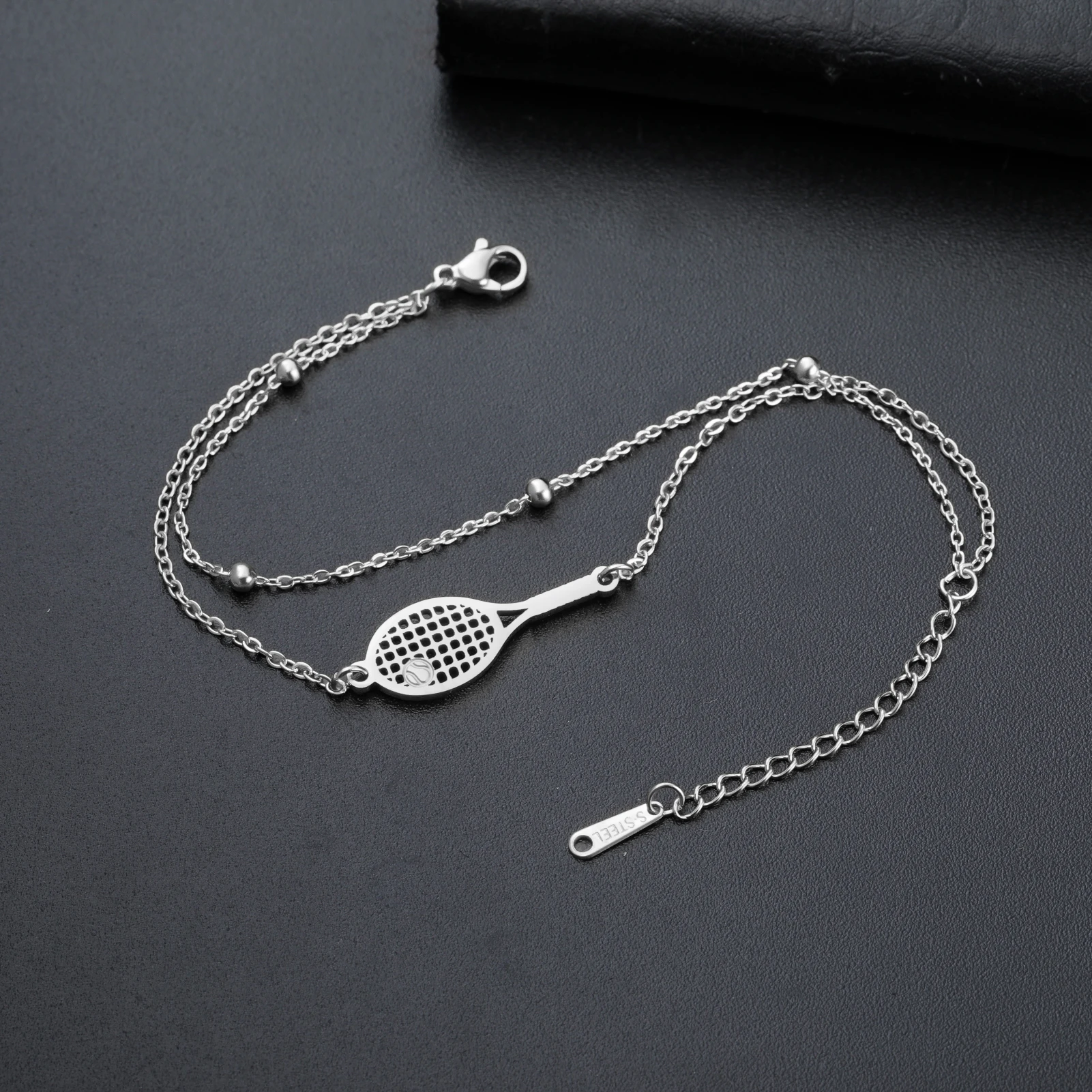 Kkjoy Hohles Tennisschläger-Armband, Edelstahl-Armband, Sport-Charms, Schmuck, minimalistisches Geschenk für Tennisliebhaberinnen, Frauen und Mädchen – Detail 5