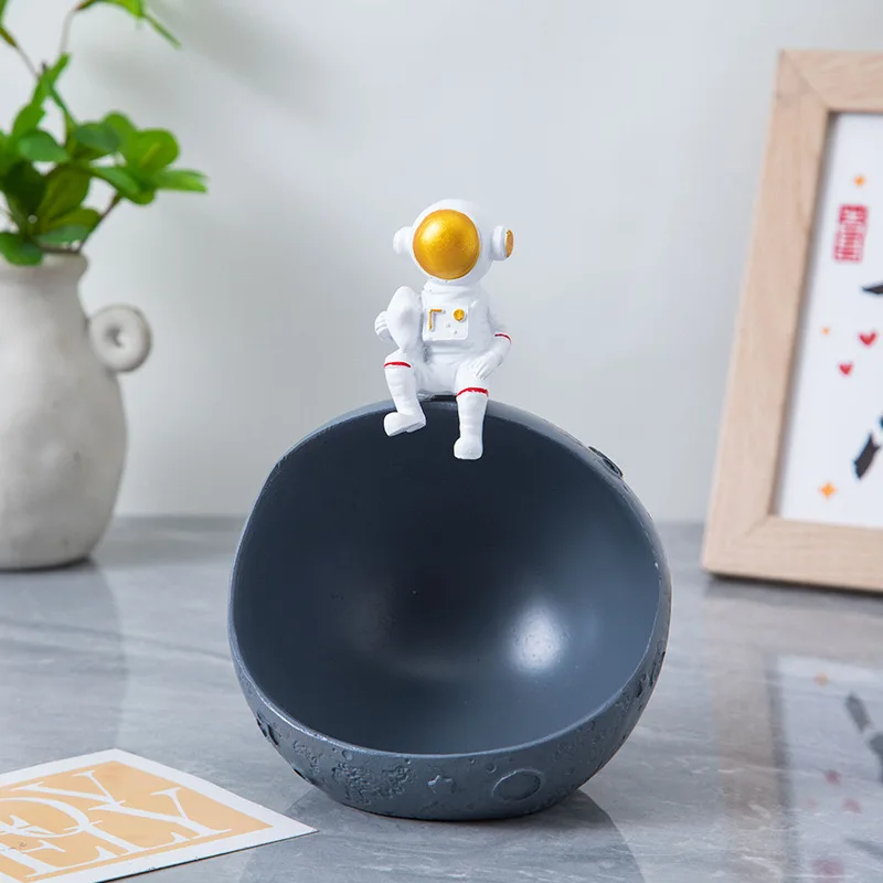 Astronaut figurine resin astronaut decoration astronaut moon model sculpture in storage box for home office dining table