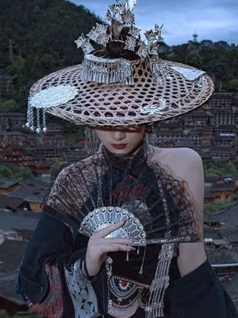 �y�Z�[�����z����̃G�X�j�b�N�V���o�[�����~���I���X�q�A���j�[�N�ȗ��s�ʐ^�B�e�p�̓����I�ȃw�b�h�E�F�A�A�j���Ə�������