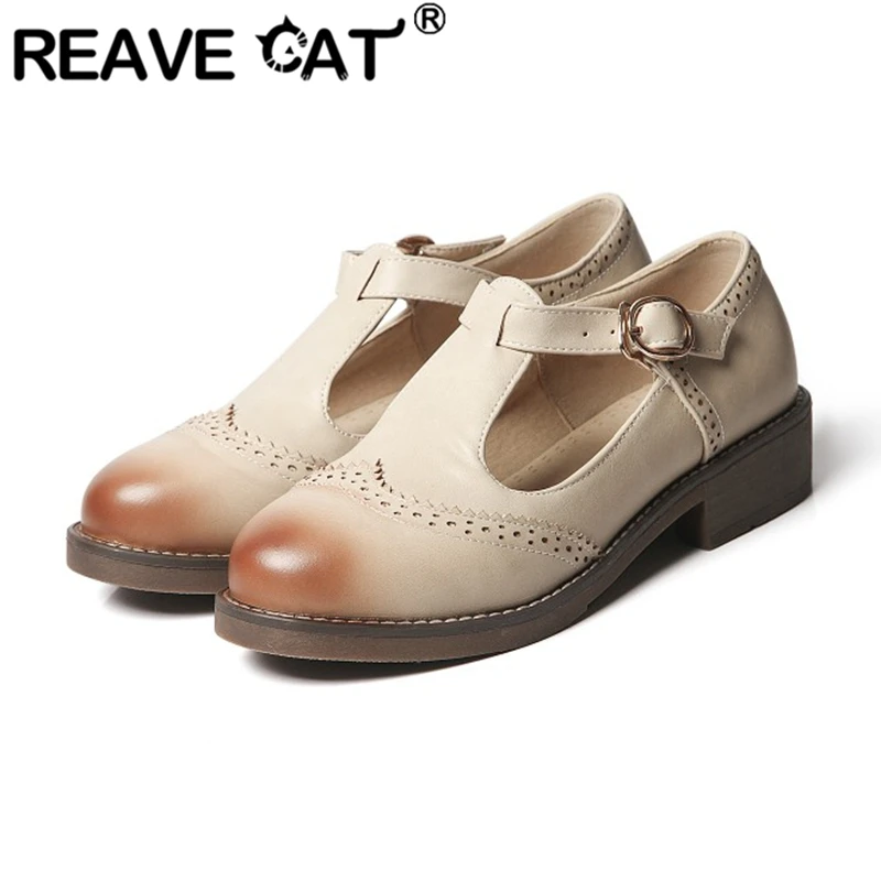 

REAVE CAT 2025 Новый дизайн Винтажные женские туфли на плоской подошве с круглым носком и пряжкой с Т-образным ремешком Разноцветные мягкие повседневные туфли на каждый день Большой размер 41 42 43