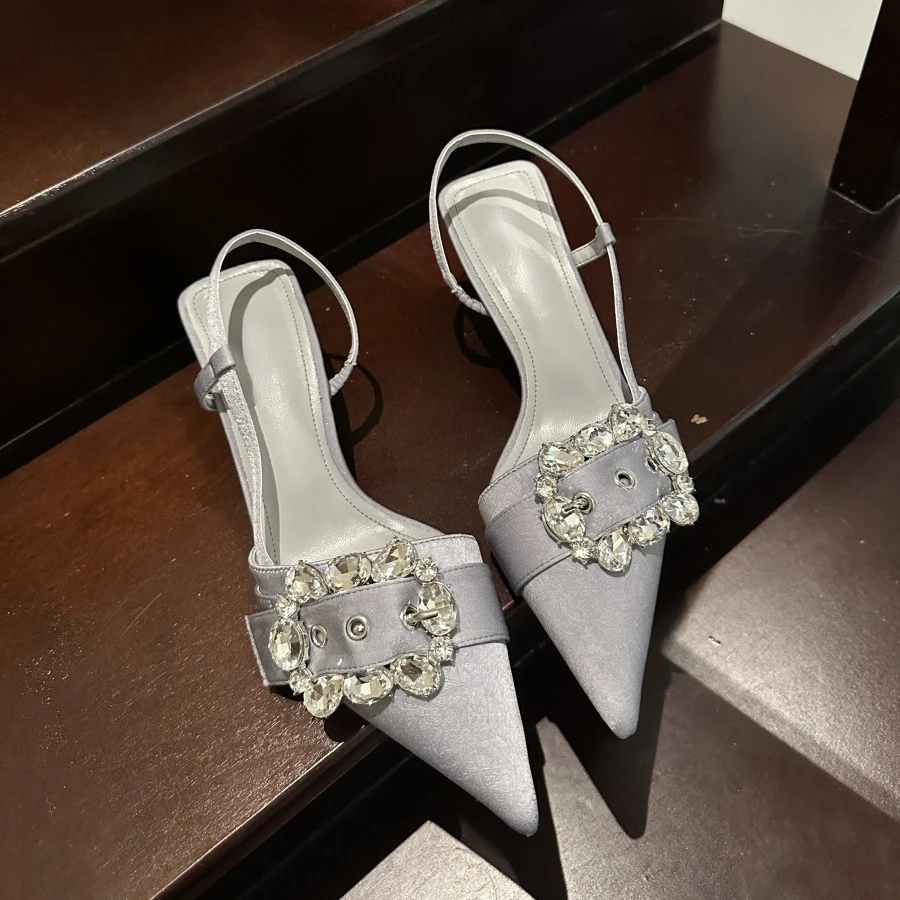 Szpiczaste sandały na pasku damskie kwadratowe guziki Rhinestone eleganckie designerskie sandały satynowe błyszczące niskie obcasy Denim buty typu