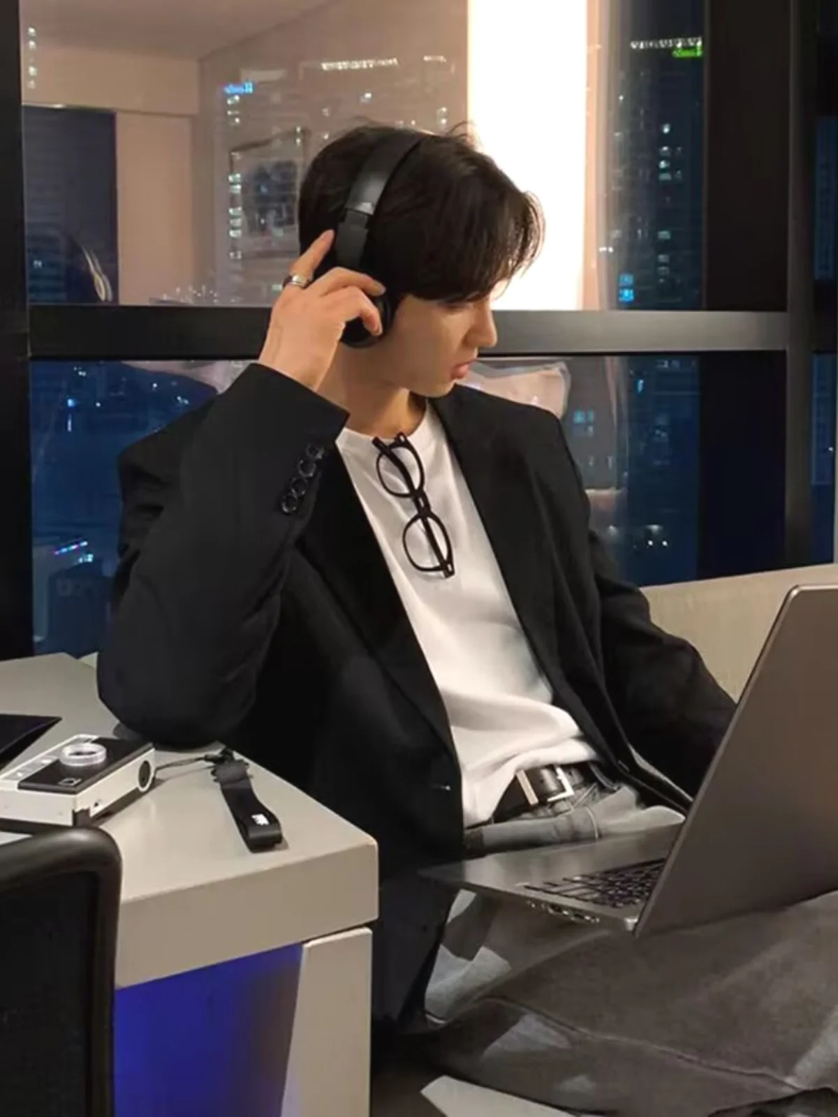 

Мужская приталенная куртка в стиле бизнес-кэжуал с подплечниками, модная молодежная модель с длинным рукавом, однотонная, с плоским воротником, двойная застежка.