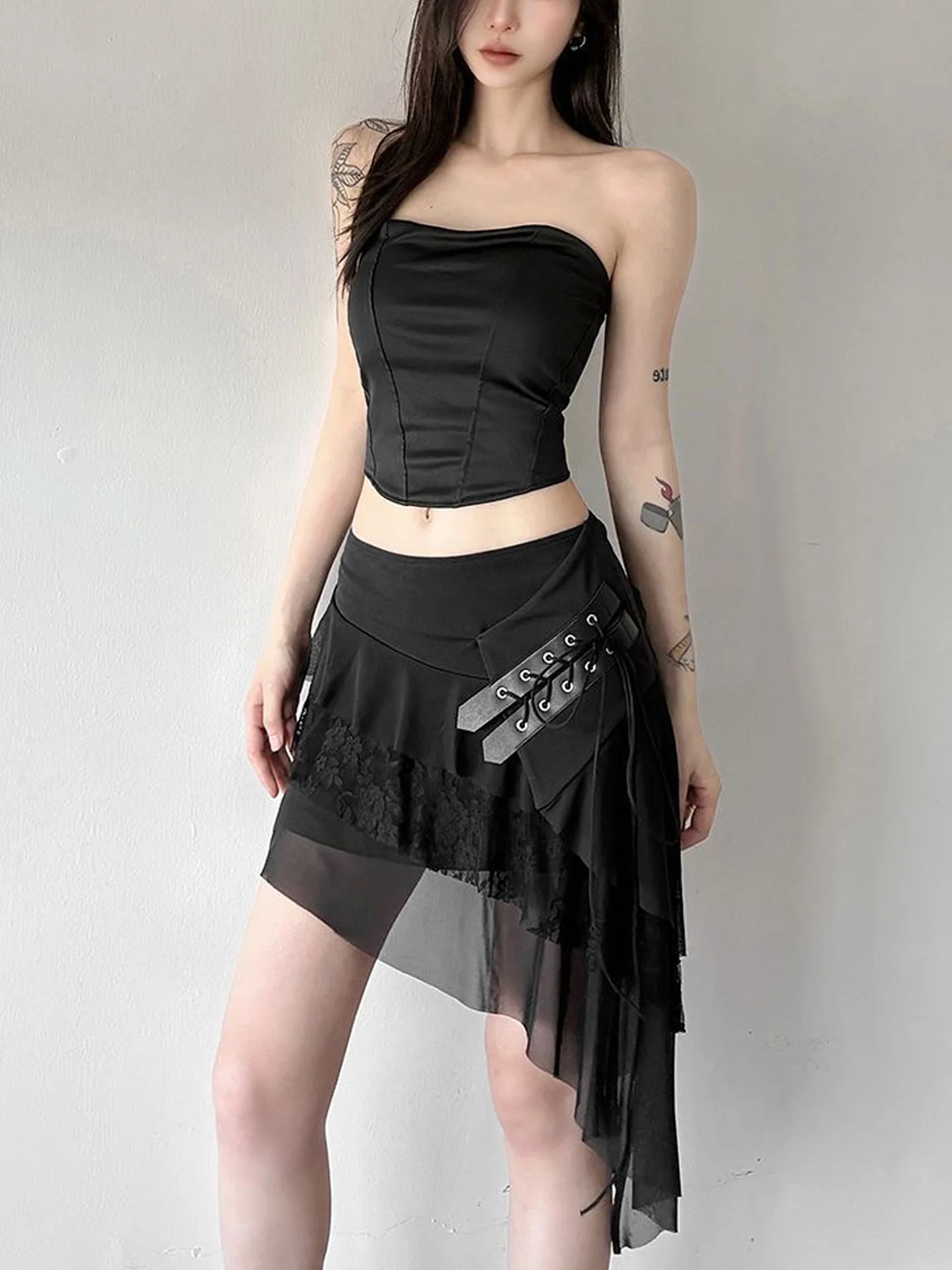 Women's Black Gothic Skirt Y2K Gyaru Vintage Fashion Emo Mini Skirt Lace Mesh Spliced Irregular High Waist Guitar Skirt Summer