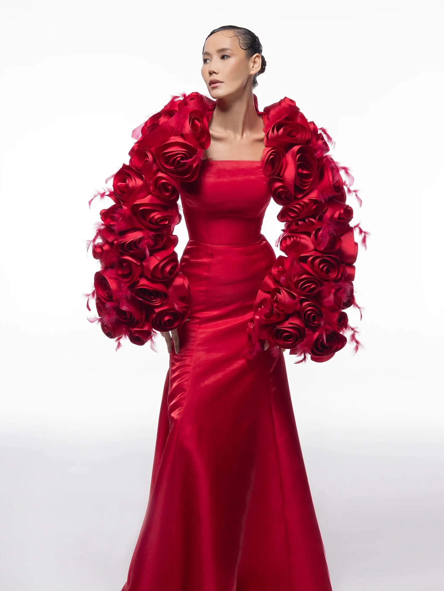 معطف وردي أحمر مزين بالزهور مع أكمام مميزة - ملابس خارجية رومانسية طليعية، عرض ساخن لعام 2026، قبعات حفلات عصرية للسيدات