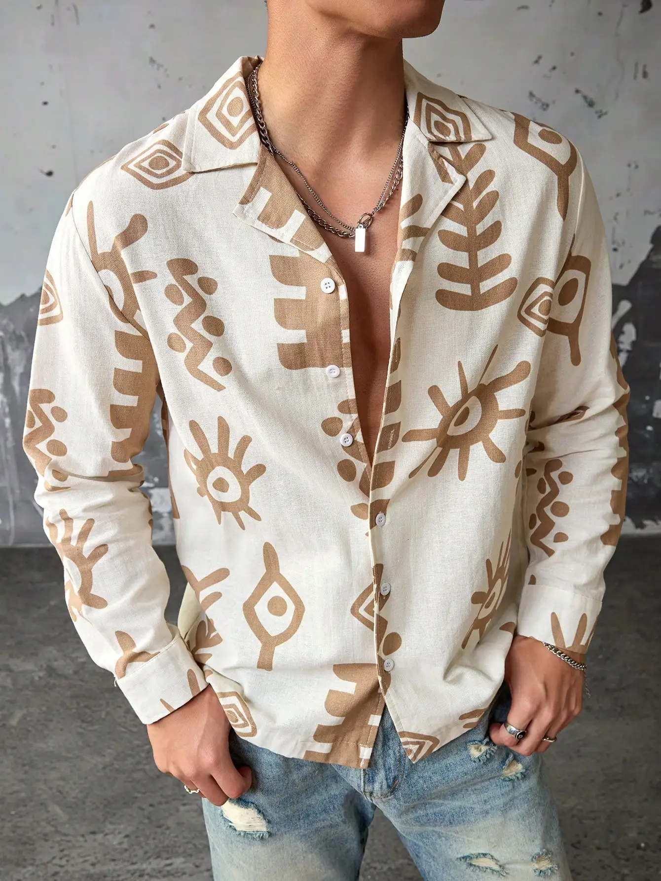 

This men's long-sleeved, 100% cotton casual shirt features a vintage, bohemian-style print. Perfect for social gatherings, it is