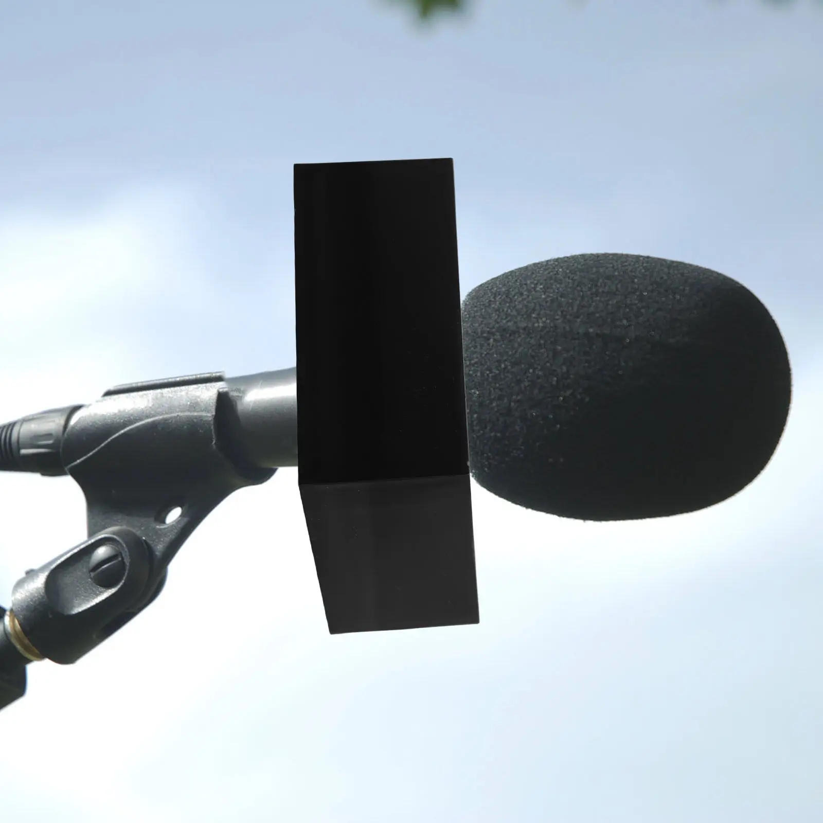 

Профессиональная квадратная микрофонная станция-флаг с логотипом для интервью, трансляций и новостных студий - черная, легкая, портативная