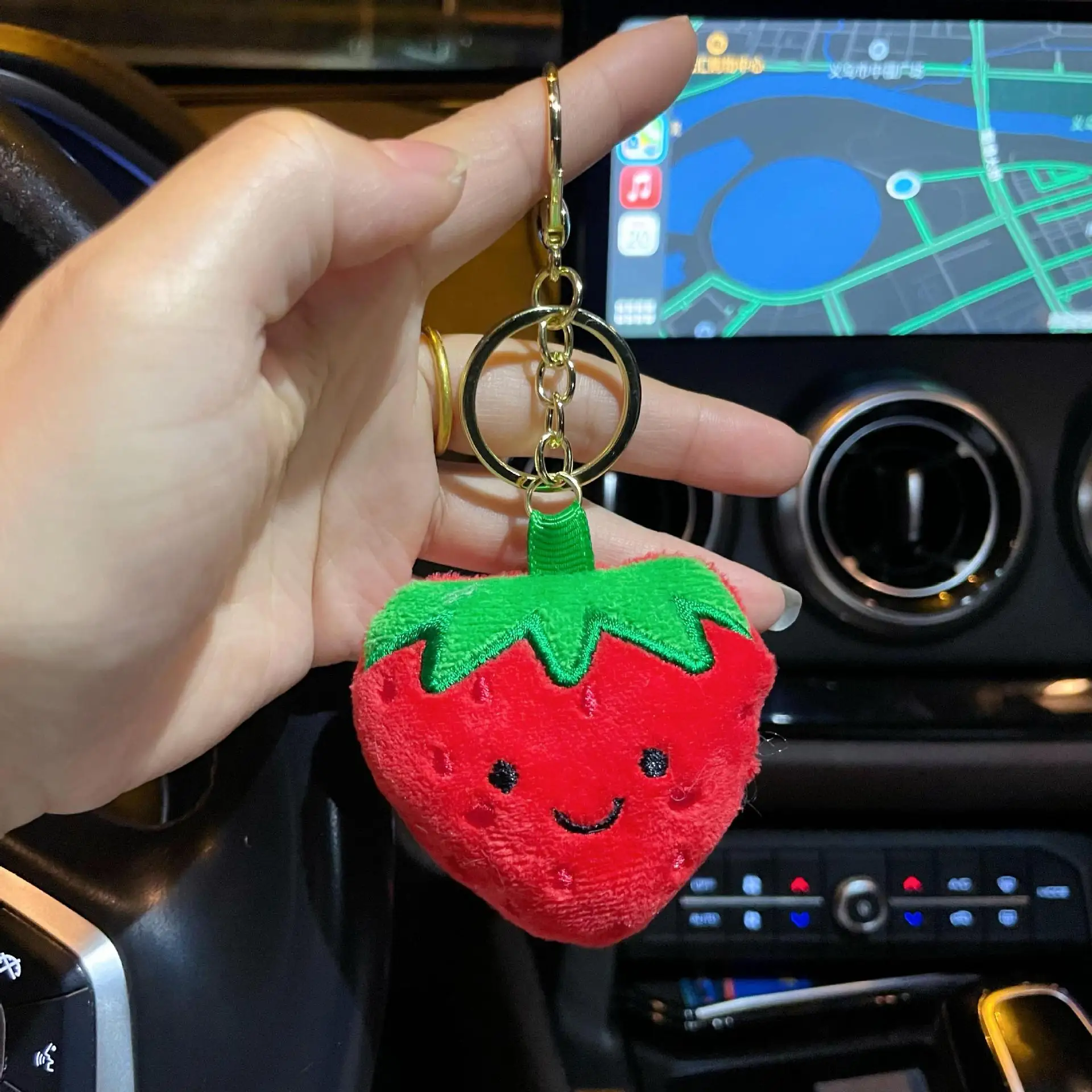 Nouveau dessin animé fraise poupée en peluche pendentif porte-clés sac à dos décoration mignon fruits créatif fraise en peluche porte-clés petit cadeau