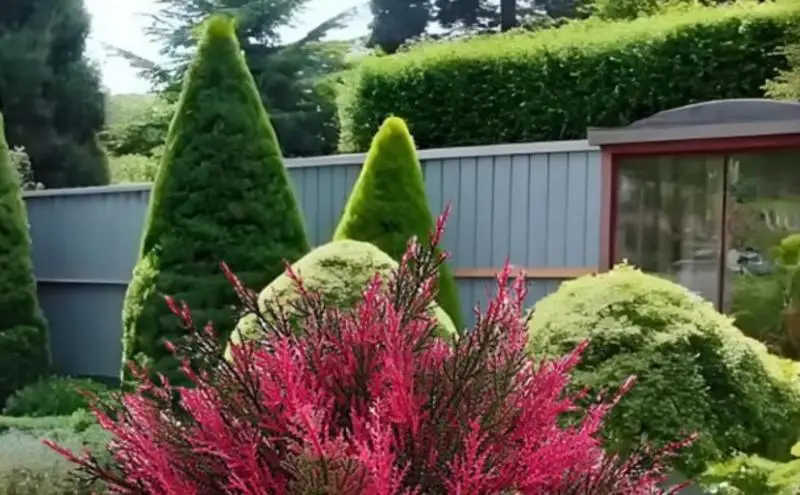 Искусственное кедровое снаружи Искусственное дерево с колышком Легкое обслуживание Высокие 24 дюйма Искусственные растения для лужайки и крыльца Ландшафтный дизайн