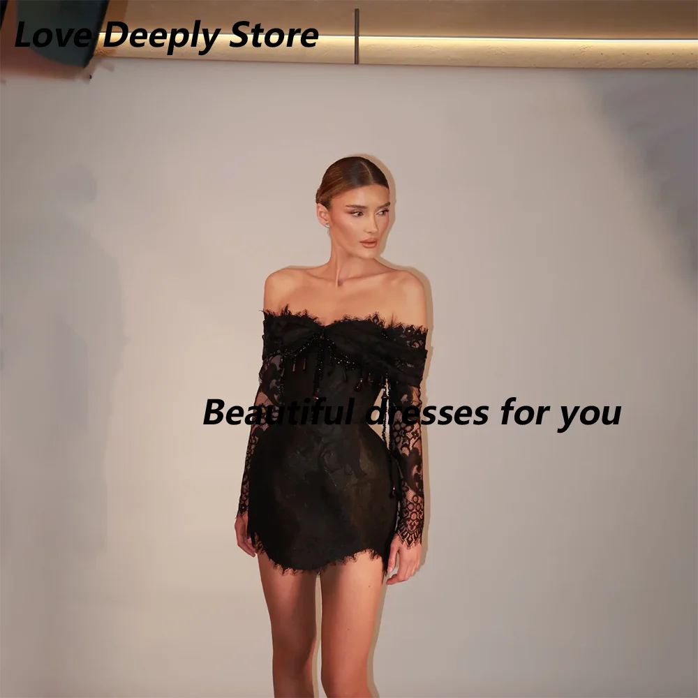 Czarna Koronkowa Mini Sukienka na Bal Maturalny z Dekoltem Łódkowym, Odkryte Ramiona, Długie Rękawy, Zdobiona Koralikami i Kryształami, Krótka Sukienka Koktajlowa na Imprezę 2026