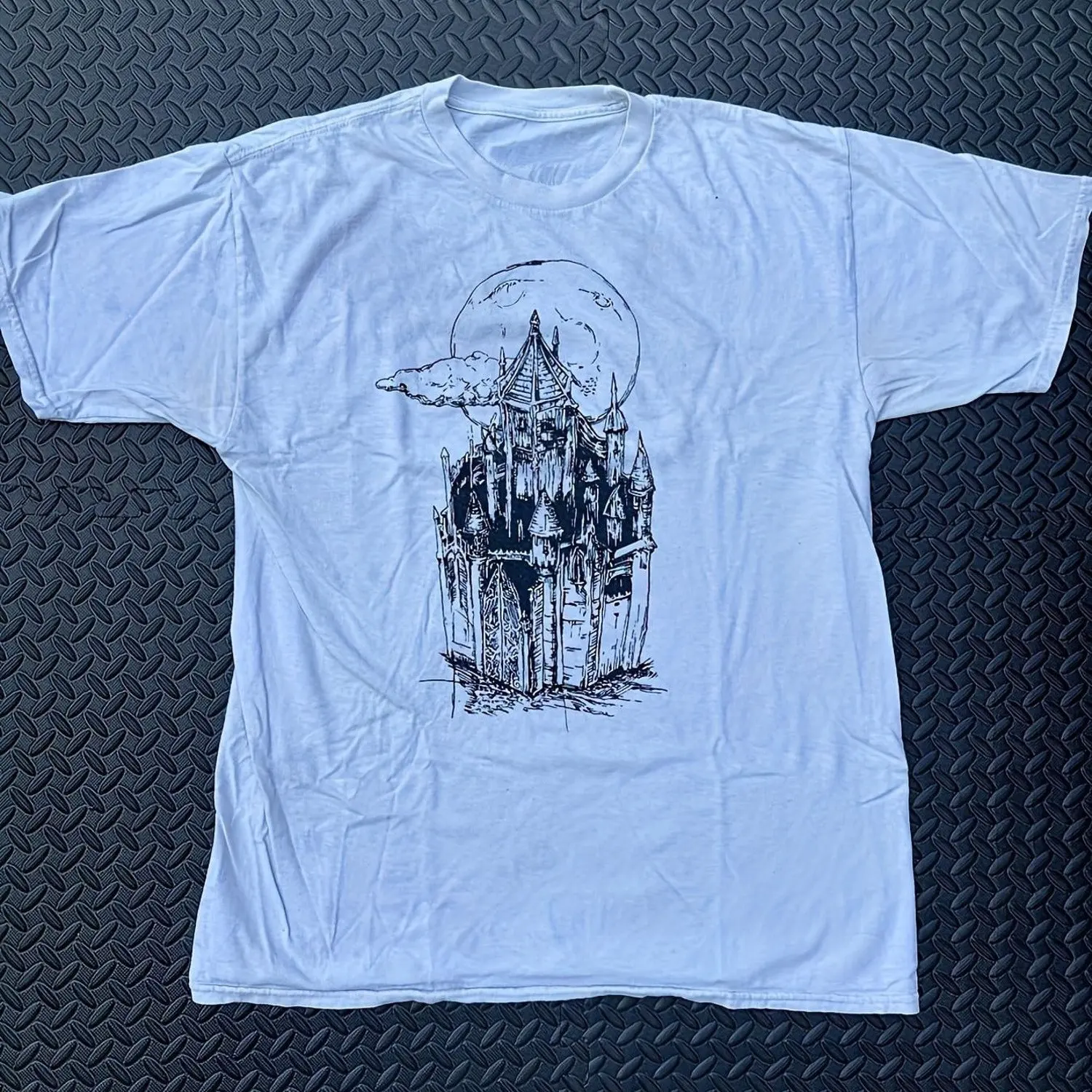 Lil P Eep Lil Tracy Castles Weißes T-Shirt im Gothic-Rap-Stil mit ikonischem Schloss-Logo, lässige Rundhals-Version, geeignet für alle Jahreszeiten – Detail 2