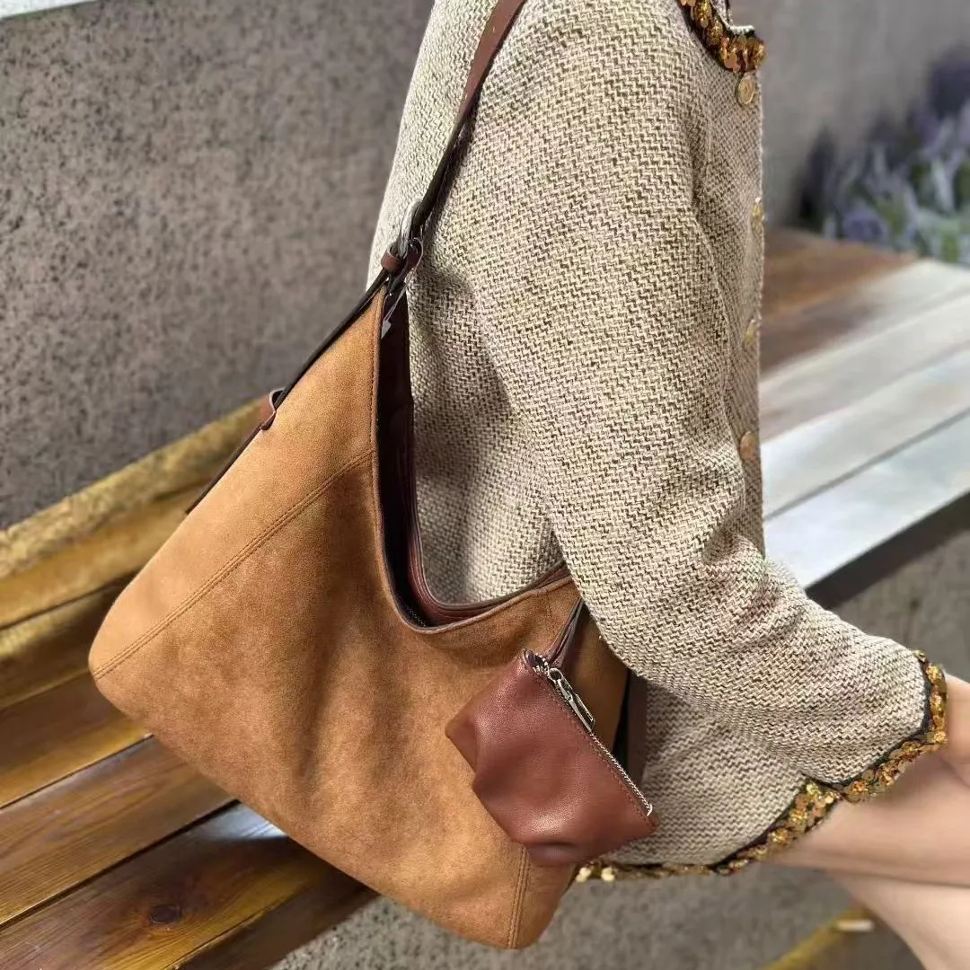 

2025 Autumn and Winter New Matte Leather Double Shoulder Fashion Versatile Casual Messenger Bag Large Capacity Commuter Tote Bag