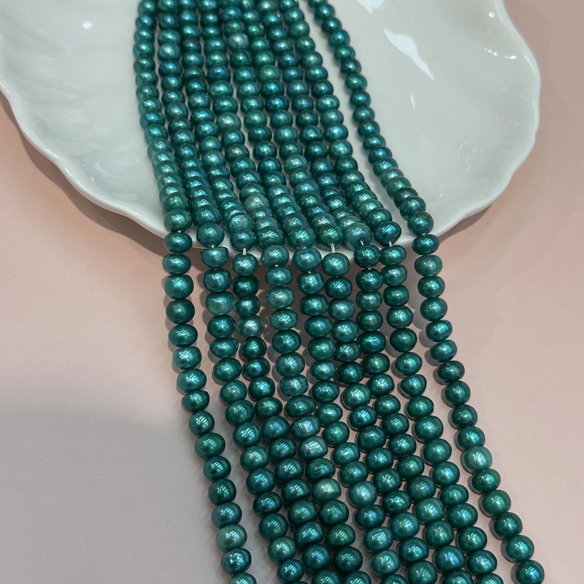 Natürliche Süßwasserperle, grün gefärbte Perle, 7–8 mm, zum Schmuckbasteln, für DIY-Halsketten, Armbänder, Ketten und Ohrringe. – Detail 3