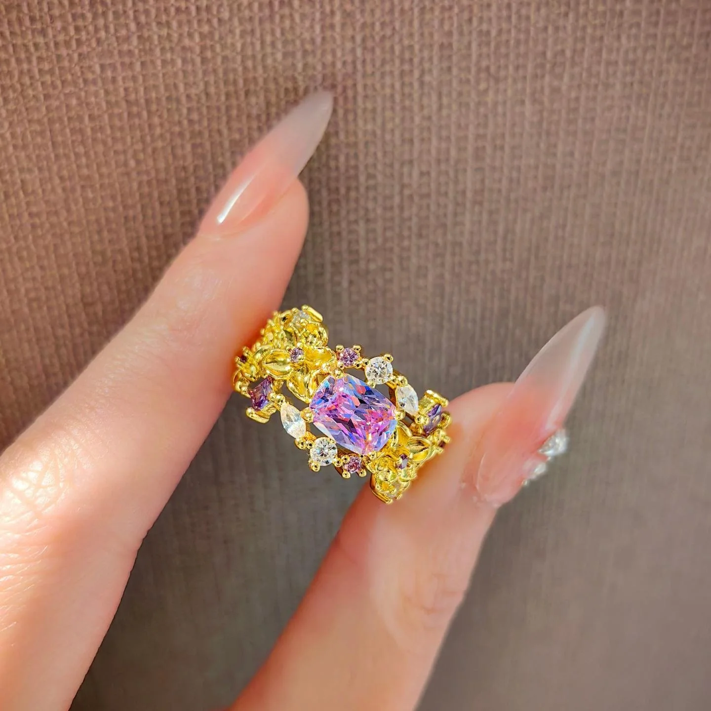 

Gold Tone Ultra Sparkling Purple Diamond Ring Vintage Brushed Finish Women's Design Luxury Sensation Fashionable Jewelry