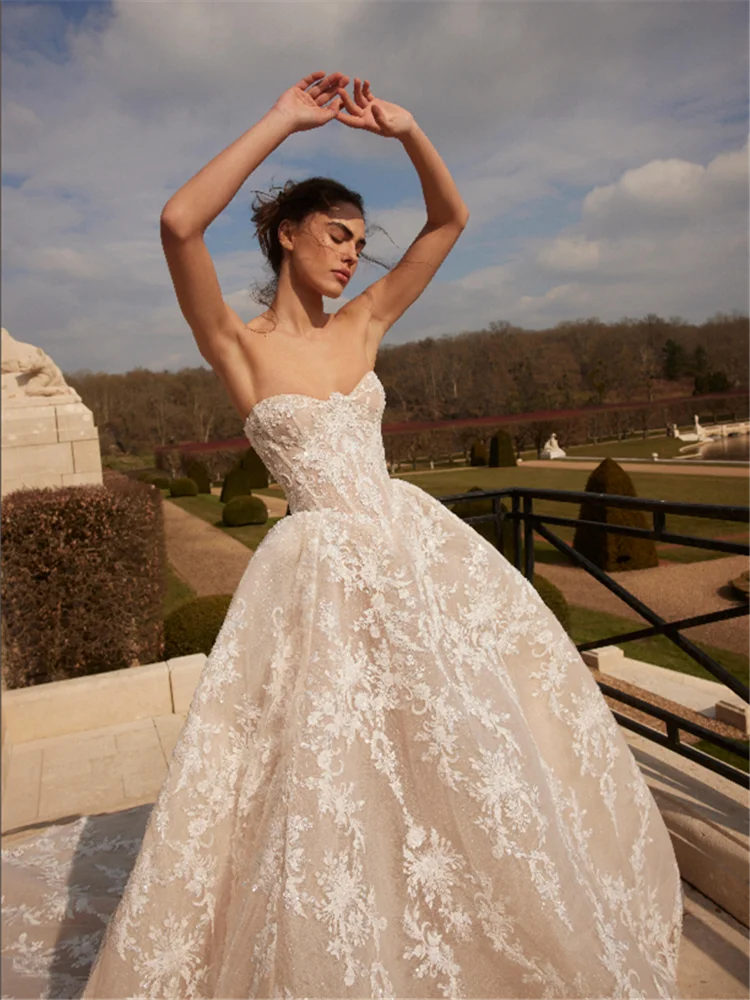 Maßgeschneidertes Ballkleid Hochzeitskleid Trägerloses Sweetheart-Kleid mit Schleppe Blumenspitze Glitzer Champagner Rückenfreies Brautkleid