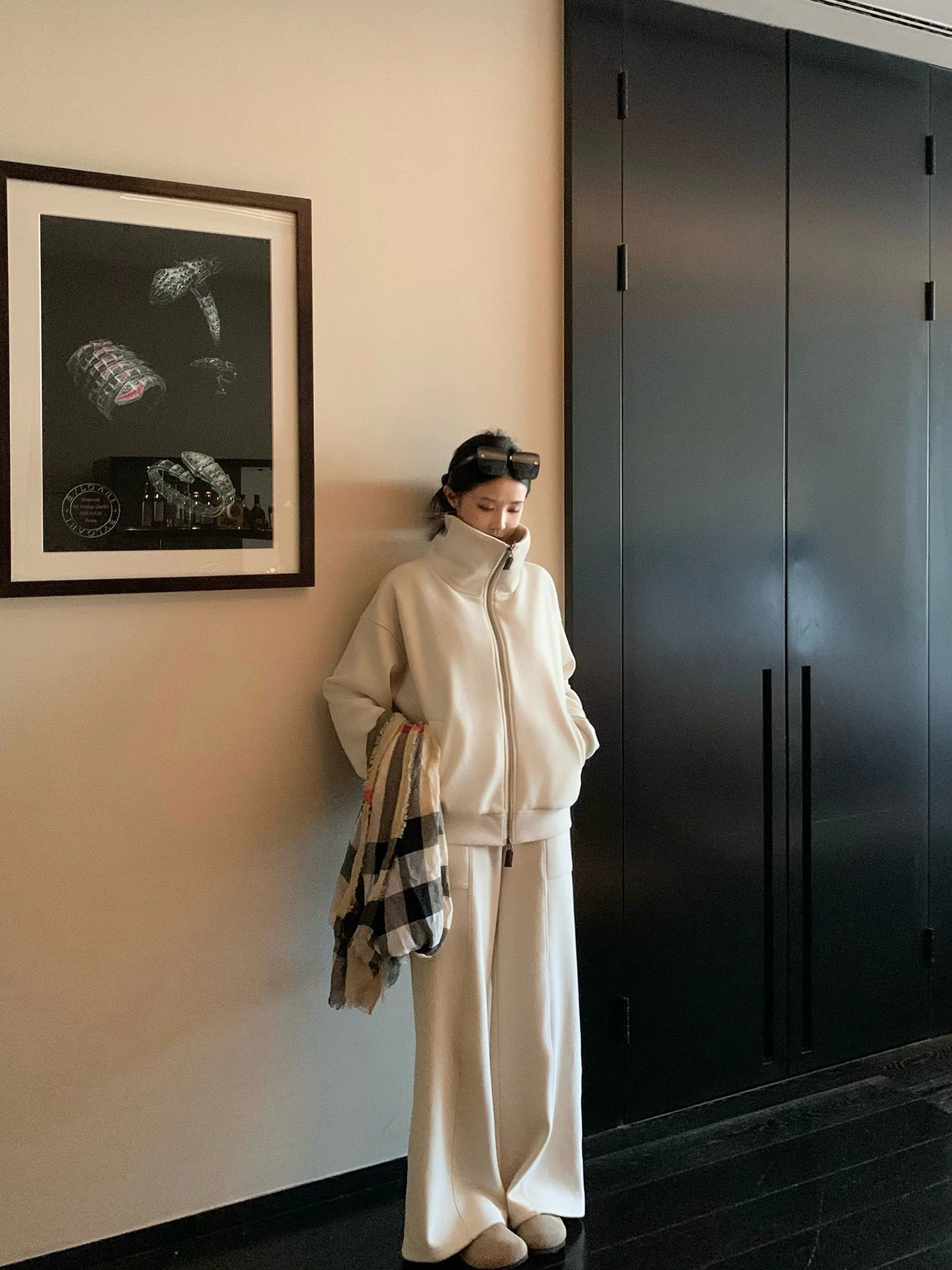 

Комплект из утепленного свитшота и спортивных брюк для женщин: осенне-зимний облегающий комплект из двух предметов, удобный, свободного кроя, с длинными рукавами, укороченный