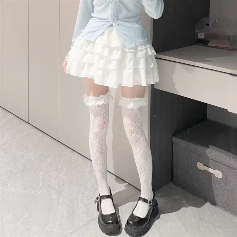 Calze autoreggenti alte alla coscia a rete in pizzo a fiori scavati da donna Stile giapponese JK Girl Sweet Ruffle Trim Frilly sopra i calzini lunghi al ginocchio