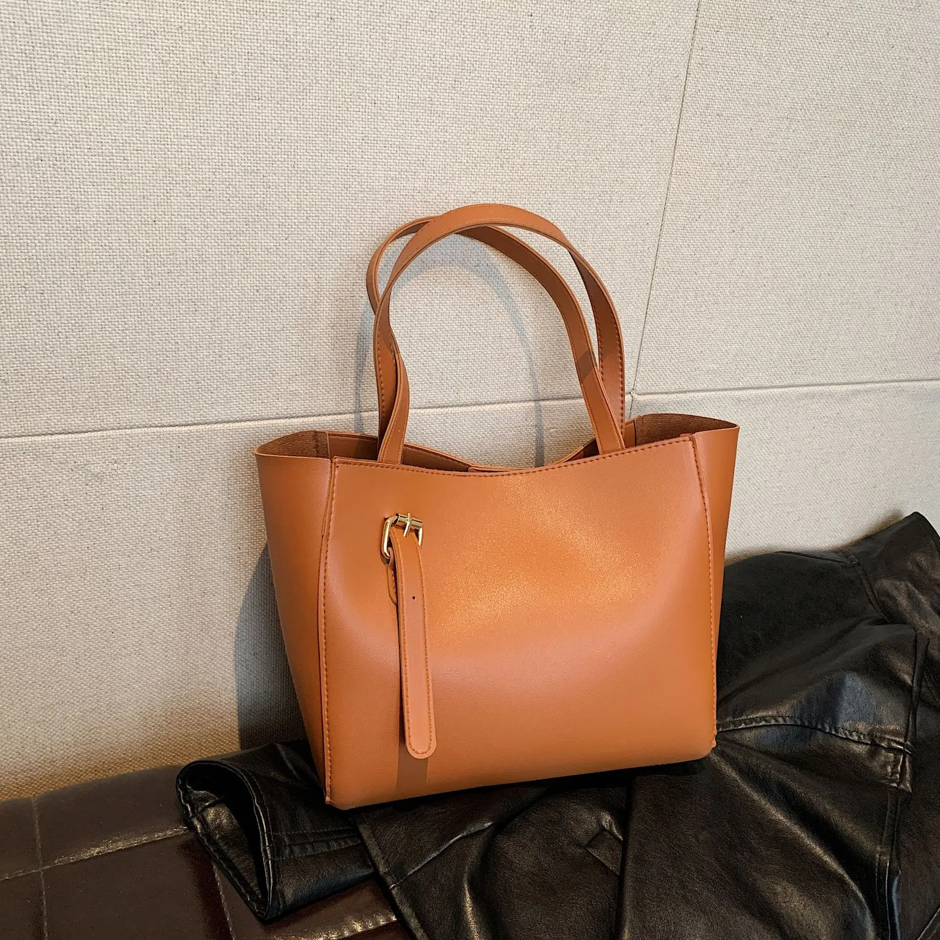 

Urban Minimalist Shoulder Bag, Women's Spacious Underarm Bucket Purse, Day to Night Crossbody Tote, Casual Sling Bag, Textured