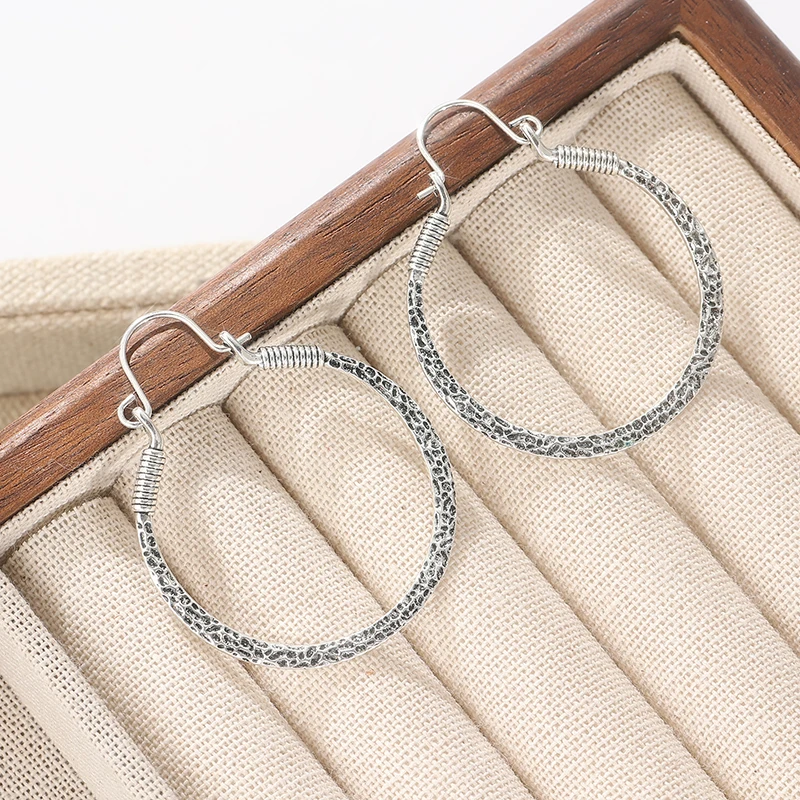 زوج واحد من الأقراط المستديرة الرجعية على الطراز العرقي، وإكسسوارات المجوهرات الإبداعية للمهرجانات والحفلات، والأقراط القبلية