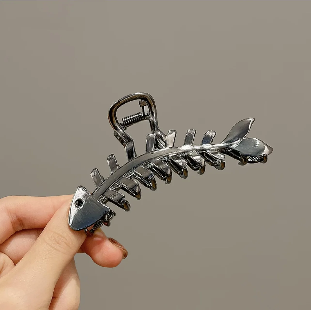 Large Metal Hair Claw Clip Fish Bone Irregular Hairpins Punk Style Silver Hair Claws Barrettes Women HairClips Hair Accessories