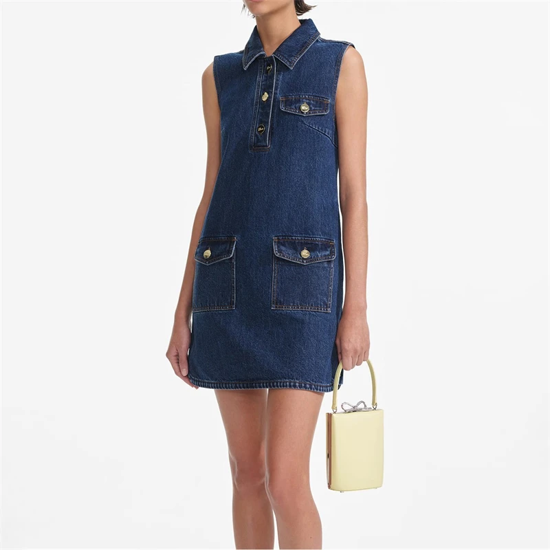 Un nuevo vestido vaquero sin mangas con múltiples bolsillos decorado con botones de diamantes lavados de algodón puro con solapa para mujer de verano y mini de moda