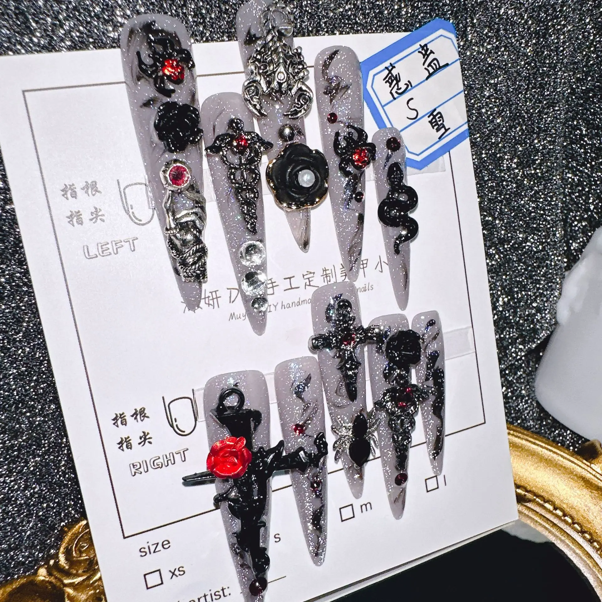 

Готический темно-красный крест 3D Press On Nails Форма шпильки Металлический декор Полупрозрачный блеск 10 шт. Набор Форма шпильки 3D Змея Роза Де