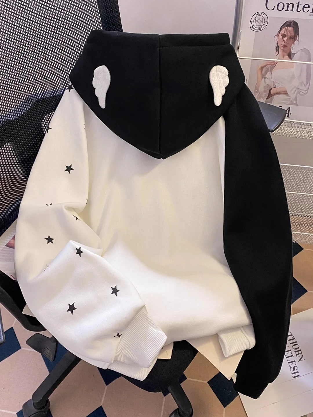 American Retro Patchwork Hooded Casual Sweatshirt with Design Sense, Fleece-Lined and Thickened Pullover for Men in Winter