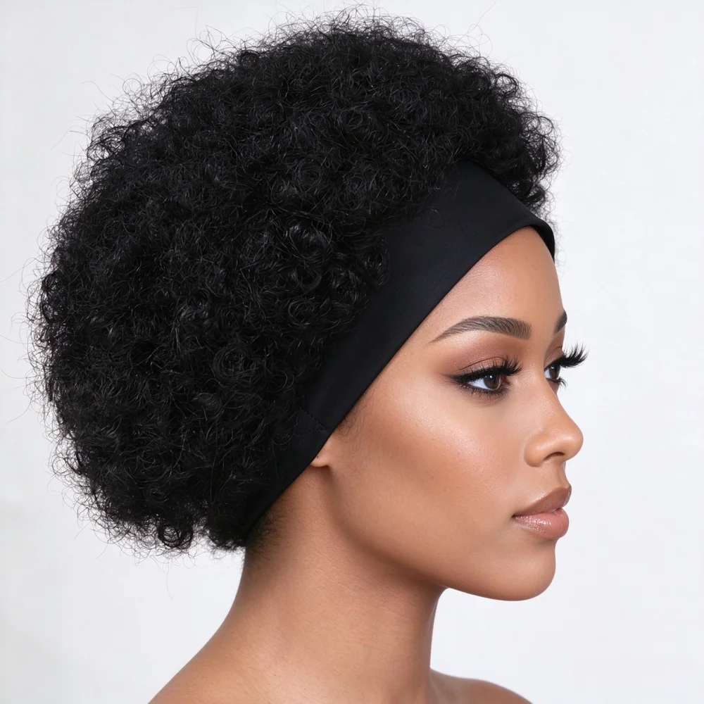 人毛を使用した、短いアフロヘアの、くねくねとしたカールが特徴のヘッドバンドウィッグ。機械で丁寧に作られており、柔らかく、弾力のあるカールが特徴。普段使いやパーティーなど、様々なシーンで使えるウィッグ。