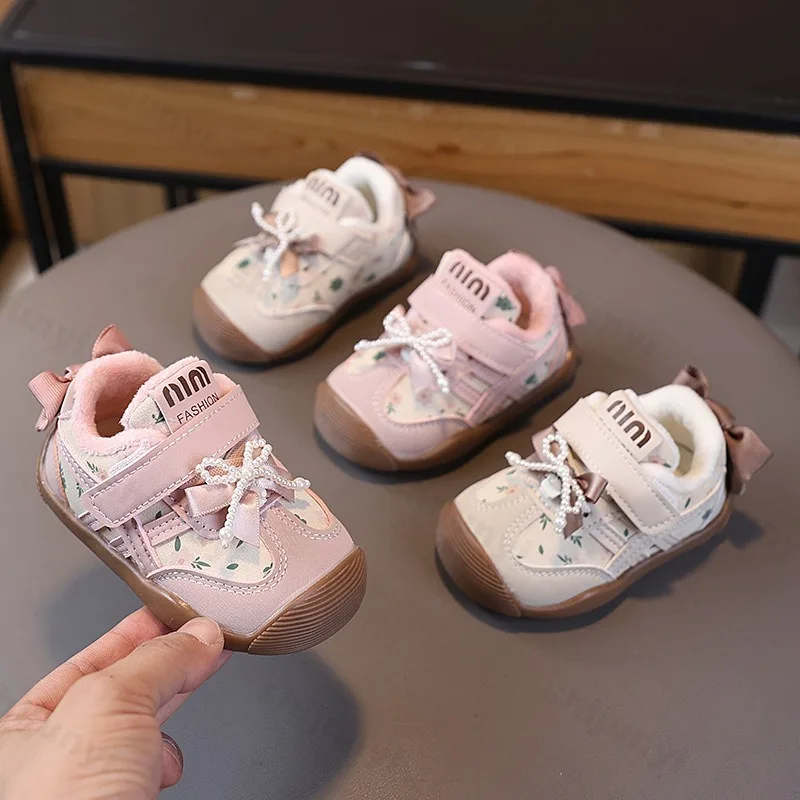 

Детская повседневная спортивная обувь 2025 года, зимняя новая модная противоскользящая уличная хлопковая обувь для девочек, теплые кроссовки с плюшевым бантом для малышей