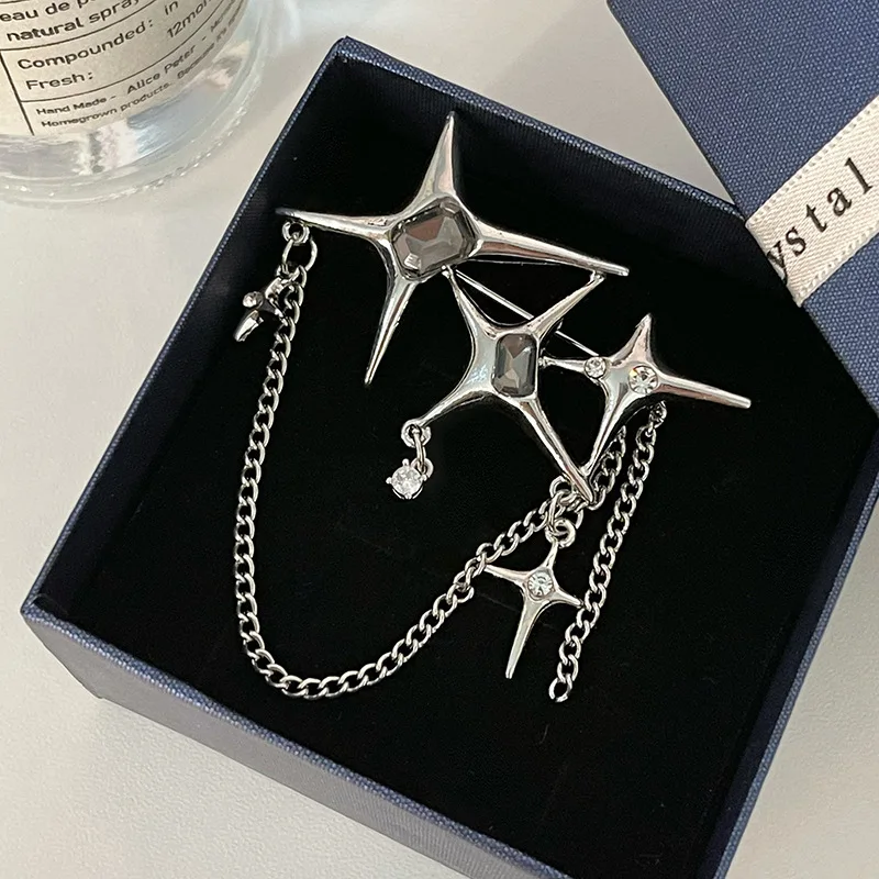 Broszka z łańcuszkiem z czterema gwiazdami i cyrkoniami Kobiecy wzór mniejszościowy Księżycowa stanik Akcesoria odzieżowe