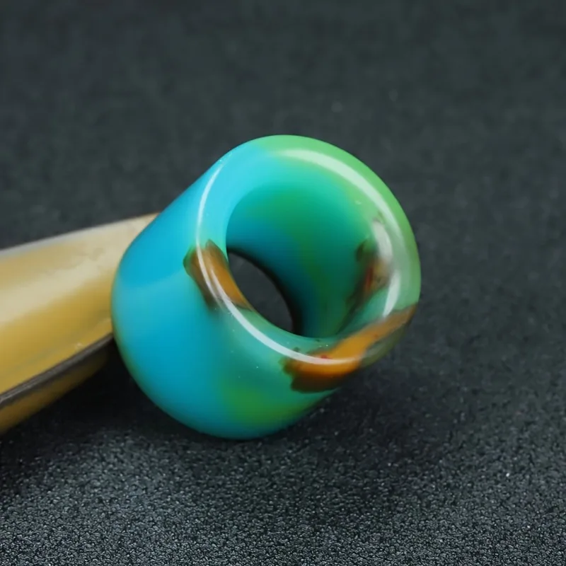 

Элегантное и уникальное мужское кольцо с узором из бирюзового и коричневого мрамора