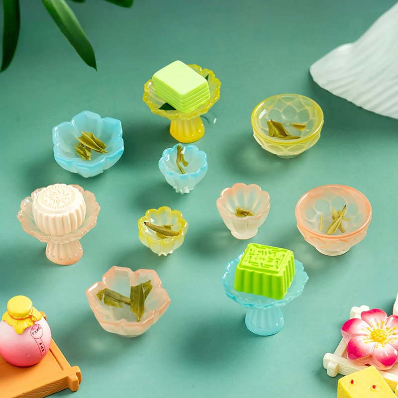 ドールハウスのおもちゃ：ミニチュアキッチンアクセサリー4点、背の高いトレイ、フルーツ皿、ケーキプレート、ティーボウル。