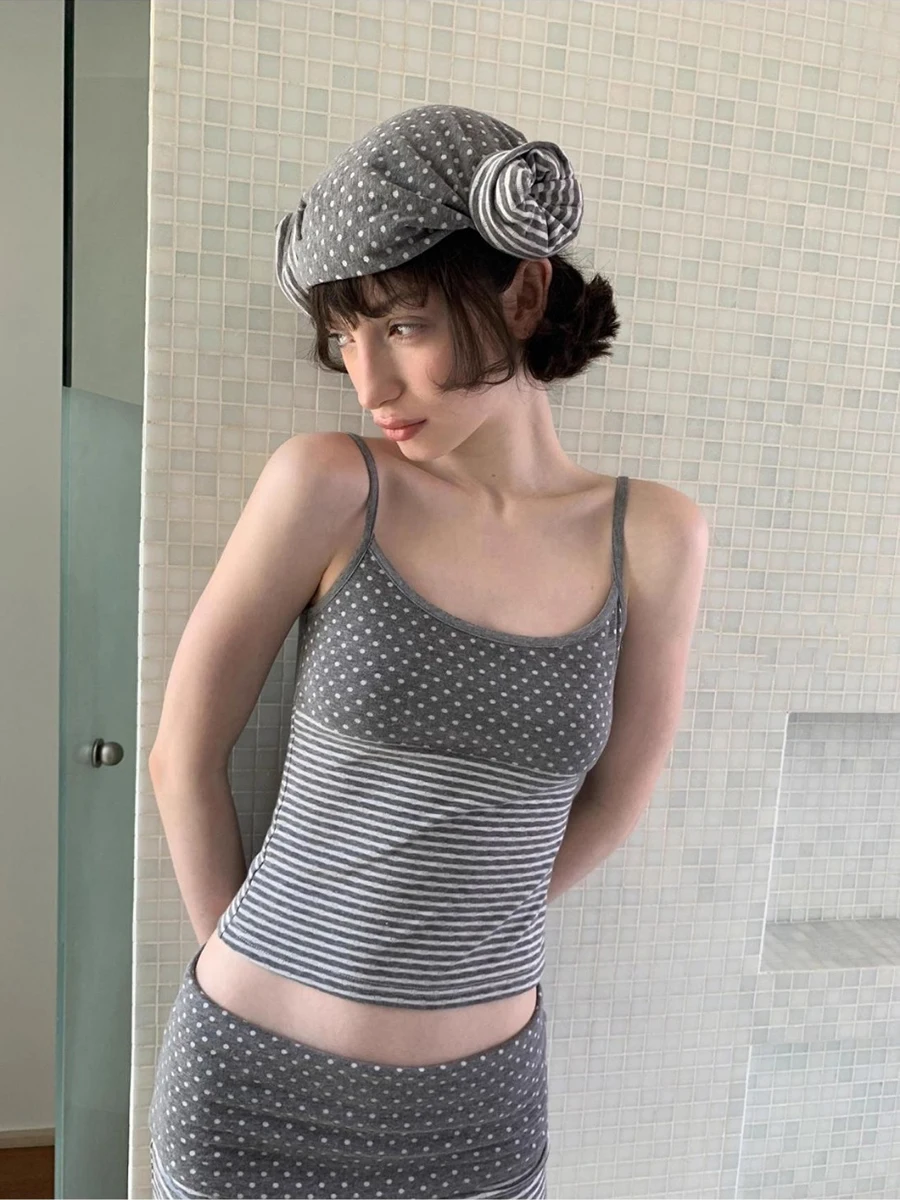 

Женский серый комплект домашней одежды в горошек и полоску в стиле пэчворк — приталенная укороченная майка + шорты, милая повседневная домашняя одежда на четыре сезона