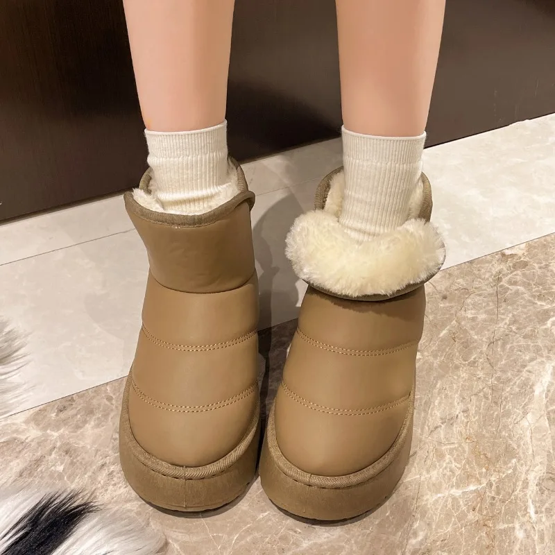 Wasserdichte Plüsch gefütterte feste Damen stiefel 2024 Winter warmer Slip auf Schneeschuhen dicke Plattform lässige flauschige Schuhe für Frauen