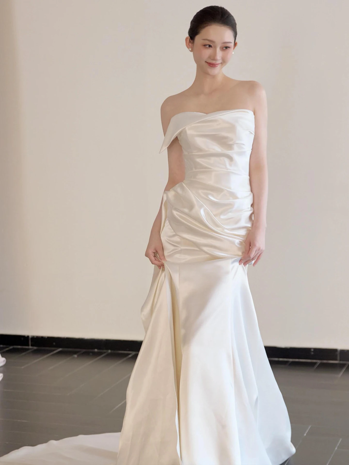 

Шелковое атласное свадебное платье без бретелек с шлейфом, элегантное белое длинное платье для свадьбы, подходит для использования в помещении отеля.