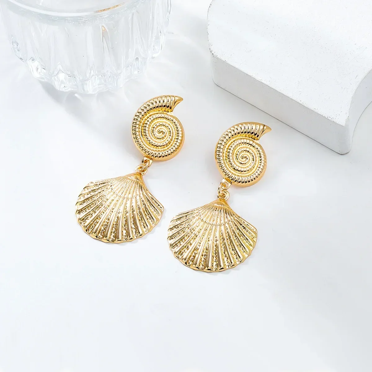 Classic Alloy Geometric Scalloped Shell Stud Earring Golden Conch Stud Earrings for Women Beach Vacation Jewelry Gift