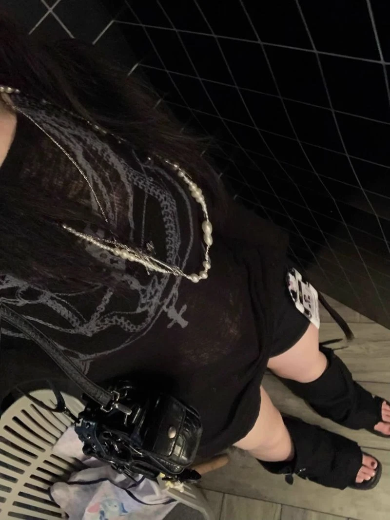 الأمريكية الرجعية تيز كم طويل تي شيرت مائل الرقبة القمم المرأة عادية Y2k القوطية الشرير نمط موضة ثقافة فرعية الخريف الملابس