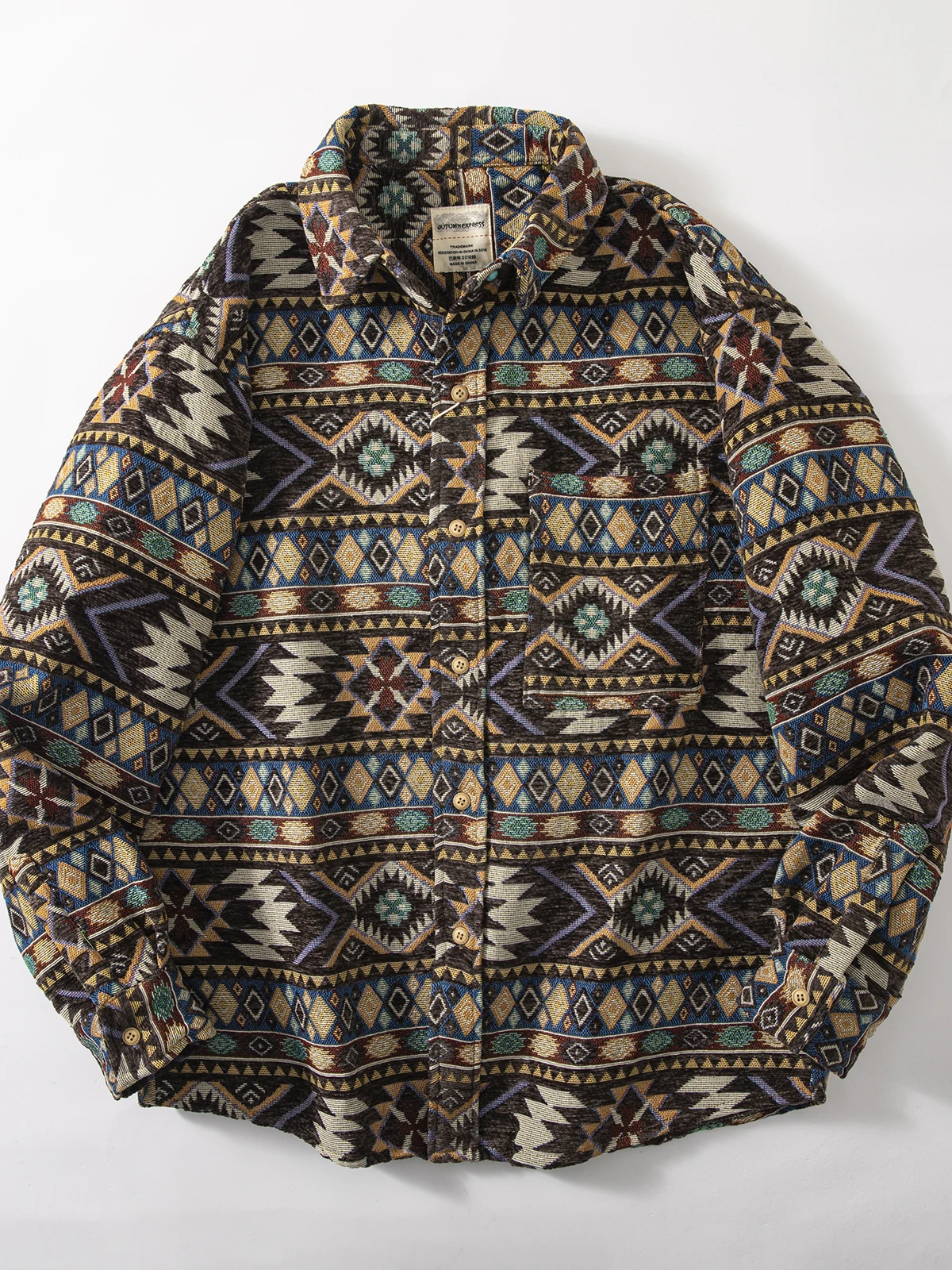 

Мужская рубашка с тяжелой этнической вышивкой, свободного кроя, с отложным воротником, длинными рукавами, из смесового полиэстера и хлопка.