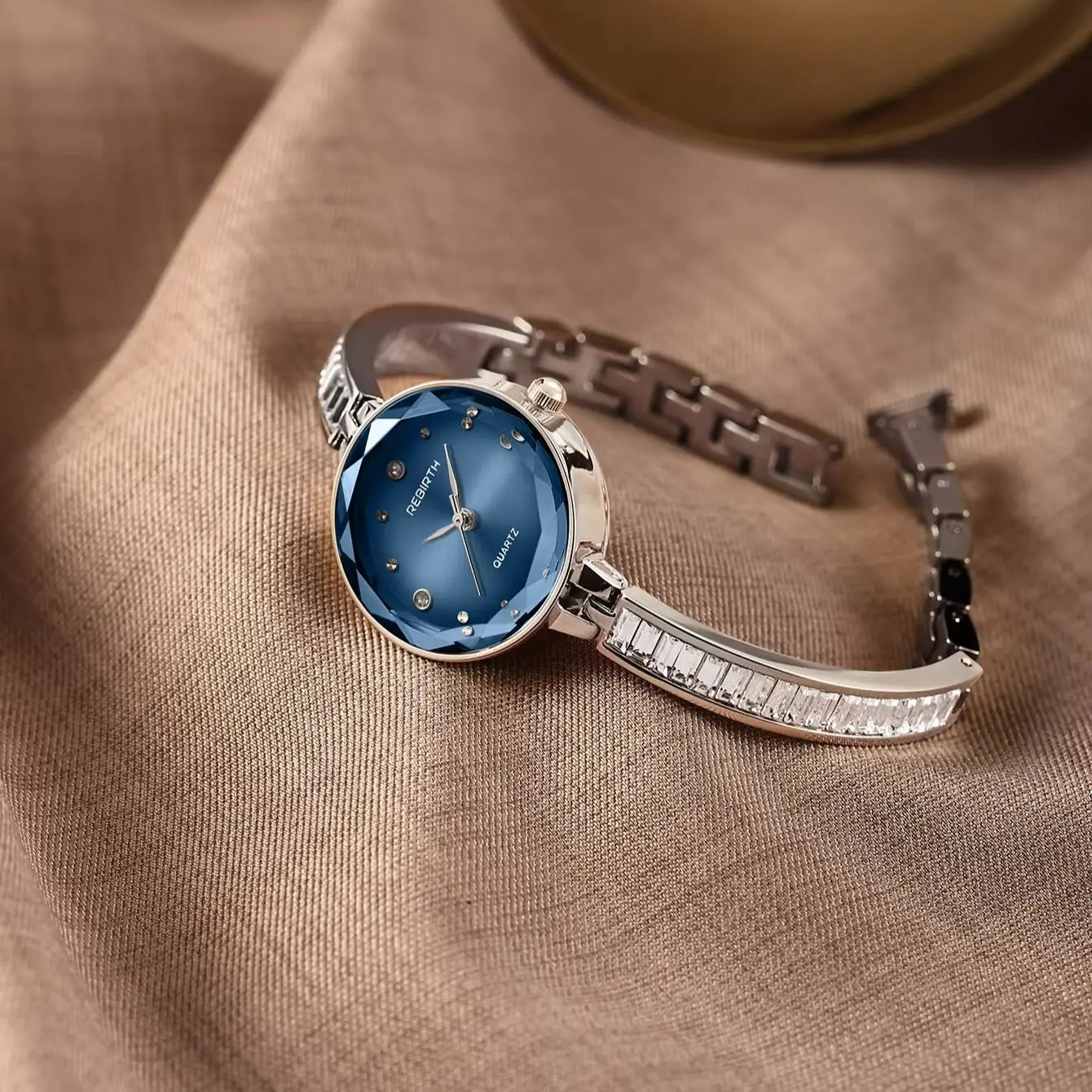 Light Luxury Cut Blue Glass Dial Women's Quartz Watch, Full Diamond-Studded Steel Band, Niche Exquisite Small Round Dial Women's Wristwatch