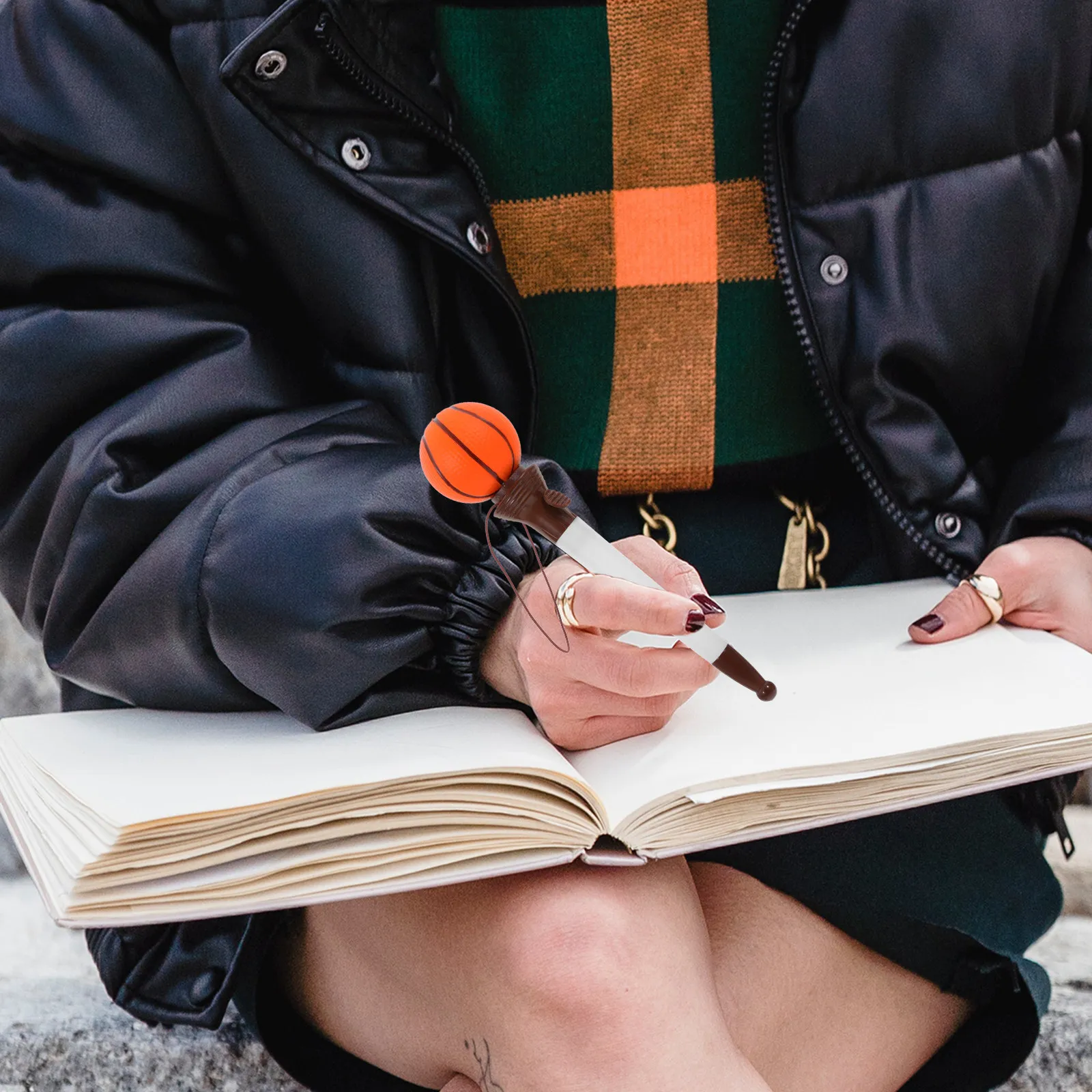 

2Pcs Adorable Basketball Pens Funny Stretchy Ballpoint Pens for Preschoolers Kindergarten Students Party Favors