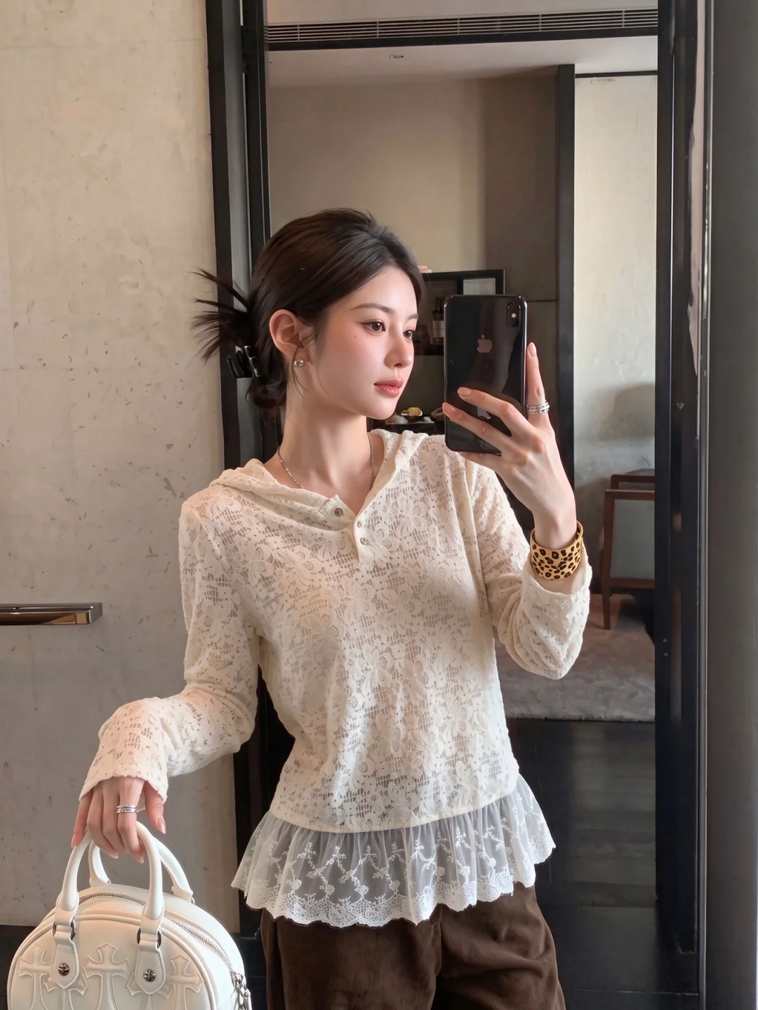 Korean Style Long Sleeve Lace Hook Flower T-Shirt Women's Autumn Design Sensation Light Maturity Unique Top Casual Style