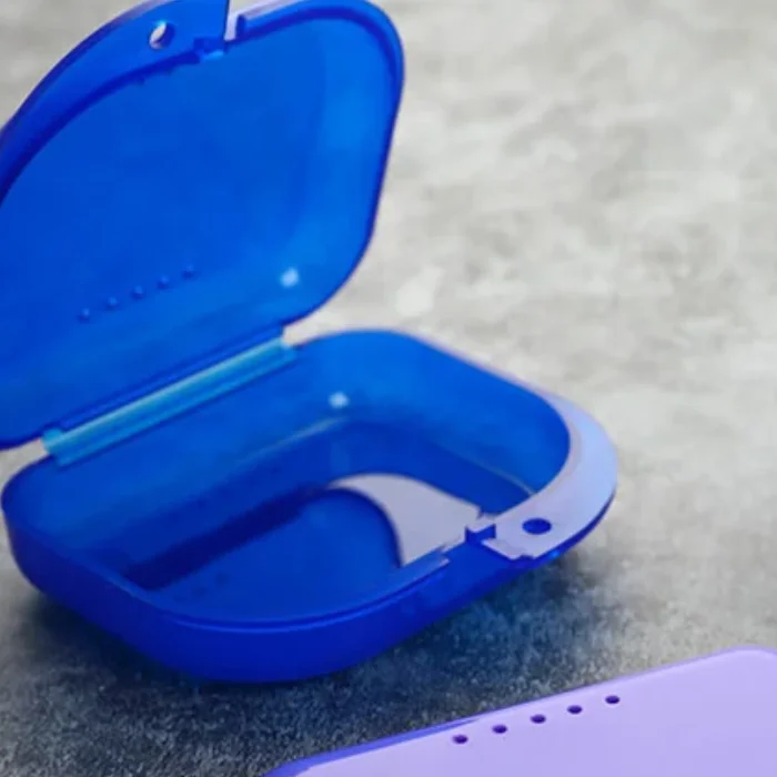 

Чехол-фиксатор, каппа, контейнер для хранения ортодонтических протезов, карабин, крючок, вентиляционные отверстия, коробка для фиксатора зубных зубов