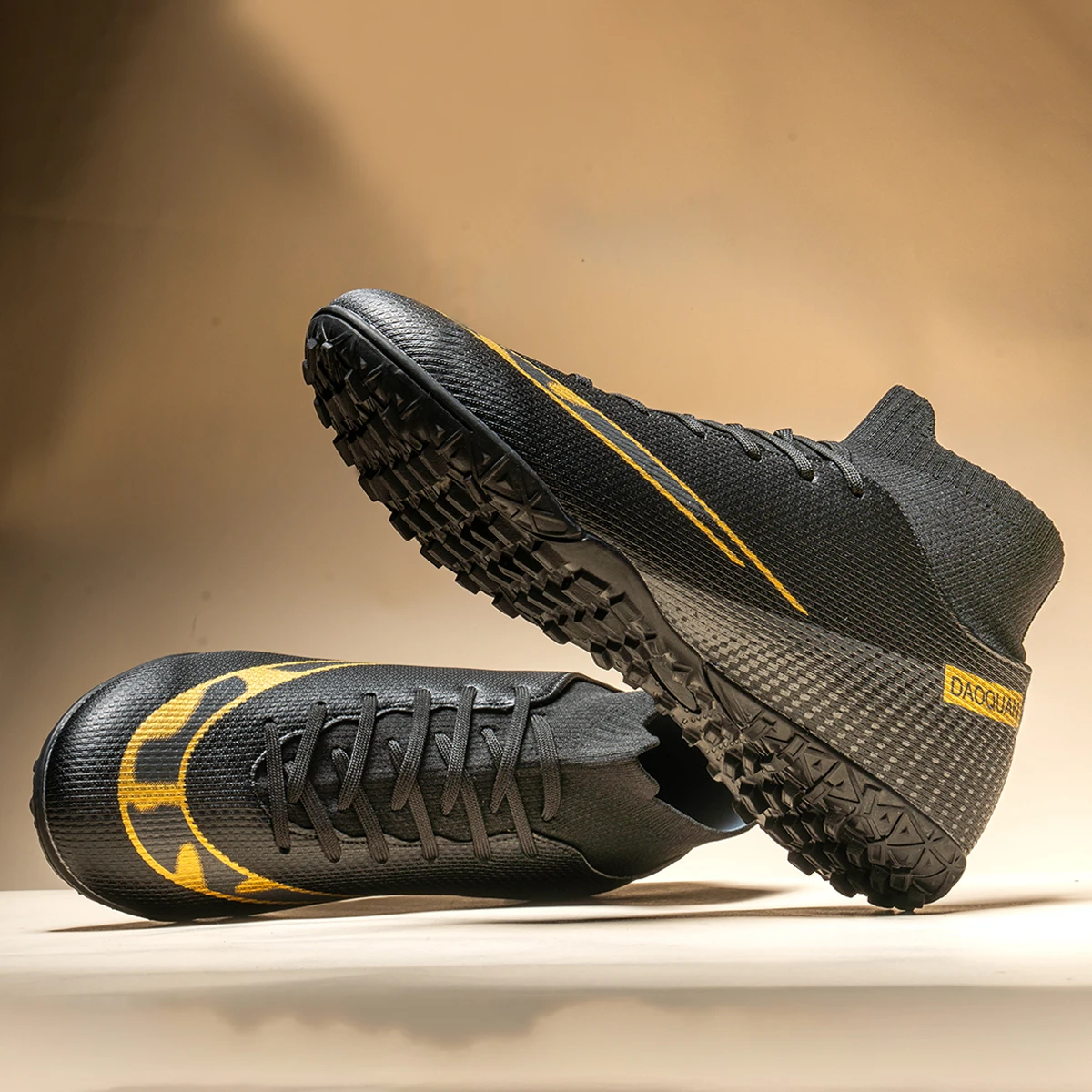 รองเท้าฟุตบอลหุ้มข้อคุณภาพสูง พร้อมปุ่ม TF และปุ่ม FG แบบยาว มีให้เลือกสองสีสำหรับทั้งผู้ชายและผู้หญิง