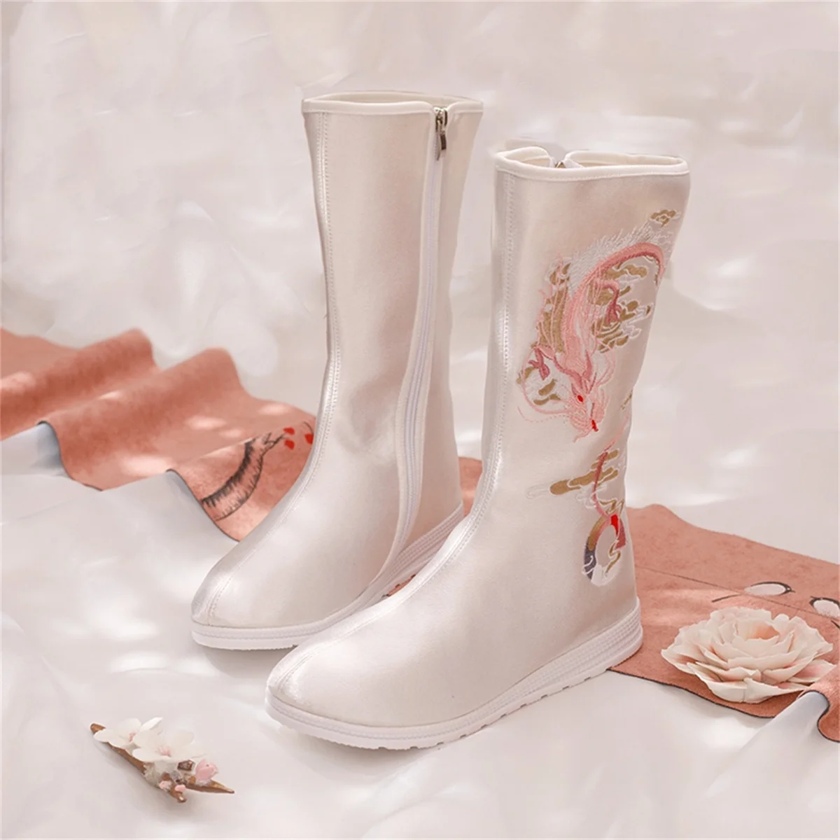 

Chinese Vintage Cosplay Girl Shoes Hanfu Silk Embroidery Dragon Clouds Solid Round Head Flat Bottom Zipper Comfortable Boots