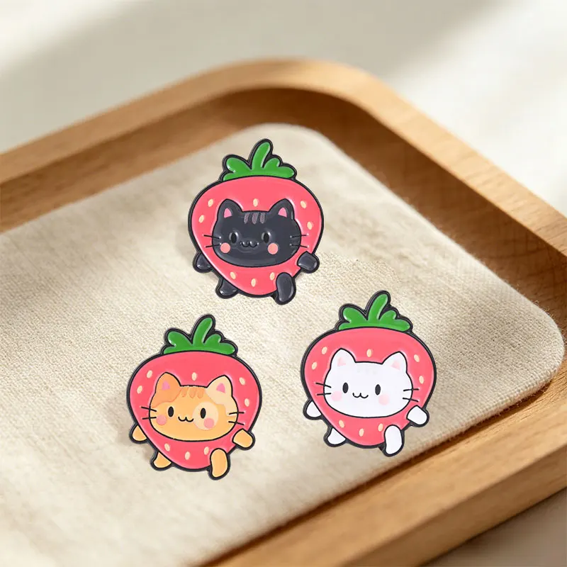 Cartoon-Erdbeer-Katzen-Emaille-Pin: Niedliche Frucht-Tier-Brosche mit Katzenköpfen, die aus roten Erdbeeren spucken – Dekoration für Rucksack und Jacke, Geschenk – Detail 10