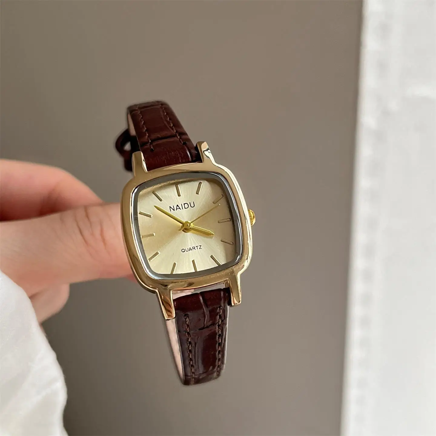 ساعة نسائية فاخرة صغيرة مكعب السكر طالبة النسخة الكورية بسيطة مربعة ريترو صغيرة رائعة ساعة بنية صغيرة