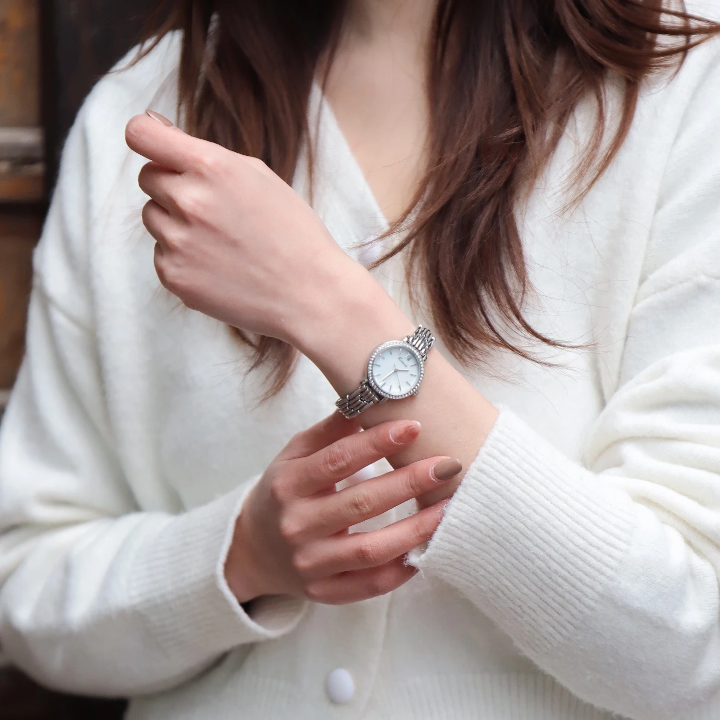 Orologio da donna squisito e piccolo stile Hepburn Orologio al quarzo da ragazza elegante e casual alla moda Orologio da regalo con braccialetto coordinato quotidiano