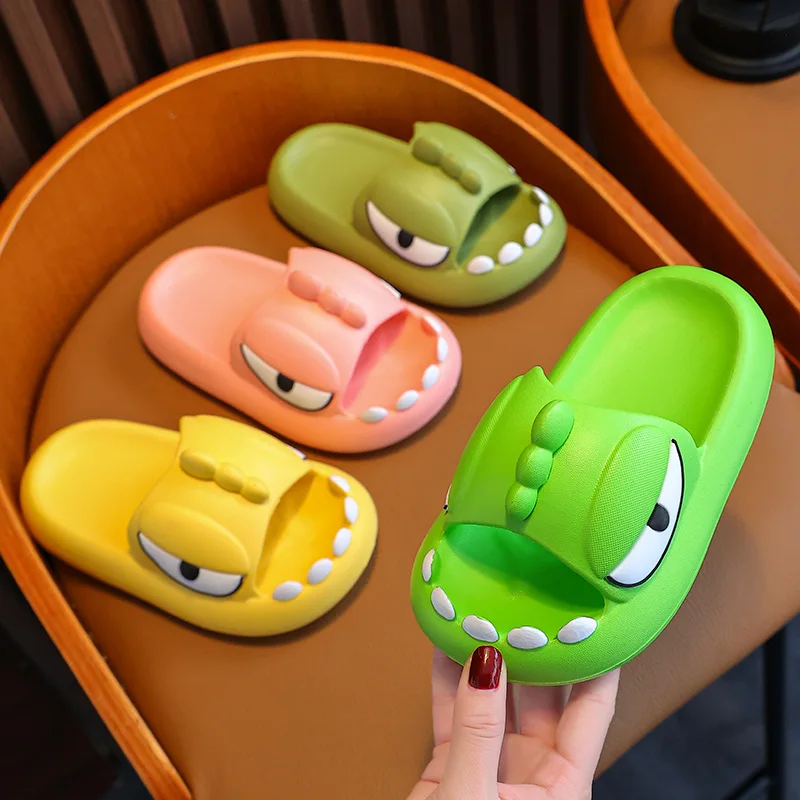 Sandal Dinosaurus Anak-anak 3-15 Tahun Sepatu Rumah Anak Laki-laki Musim Panas Kartun Hewan Kamar Mandi Antilicin Slide Remaja Perempuan Sandal Rumah Lucu