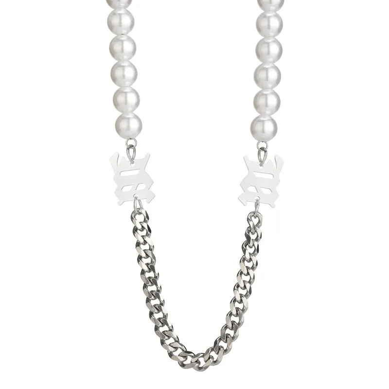 إكسسوارات عصرية مثل سلاسل السترات المتخصصة والقلائد وسلاسل الترقوة النسائية وسلاسل الحروف