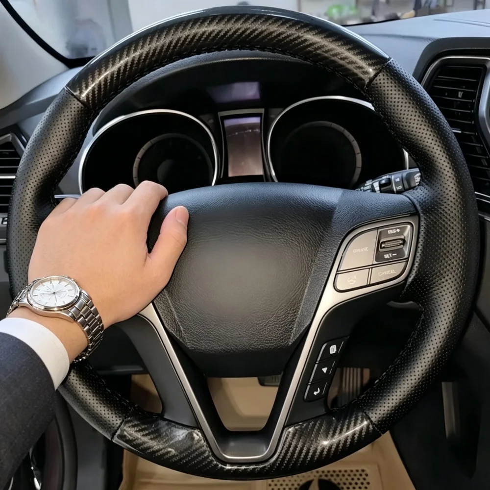 Handgenähte schwarze perforierte rutschfeste Carbonfaser-Leder-Lenkradabdeckung 2013-2015 IX45 für Hyundai Santa Fe.